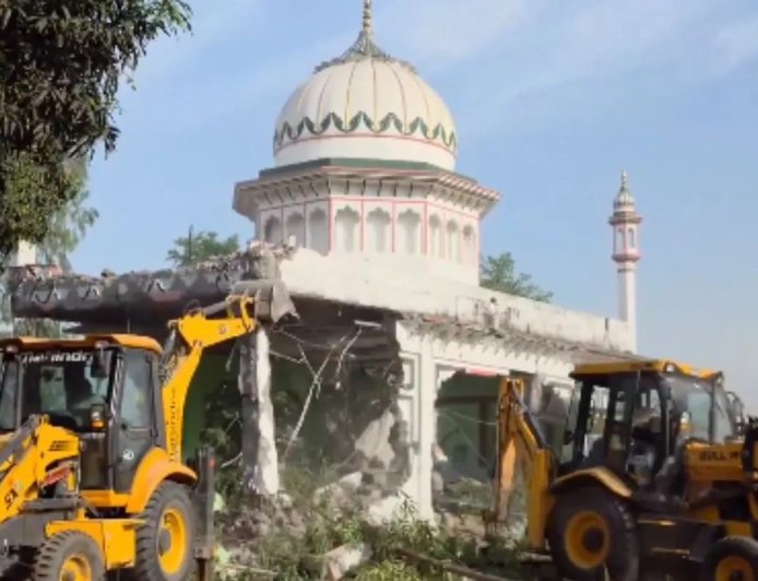 देवभूमि में बुलडोजर एक्शन: हरिद्वार में सरकारी जमीन पर बनी अवैध मजार ध्वस्त, नीचे नहीं मिले कोई अवशेष