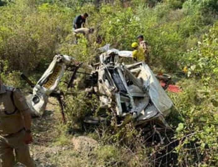 टिहरी में बड़ा हादसा: चंबा-कोटीकॉलोनी मार्ग पर खाई में गिरा वाहन, अंतिम संस्कार से लौट रहे 8 लोगों की मौत