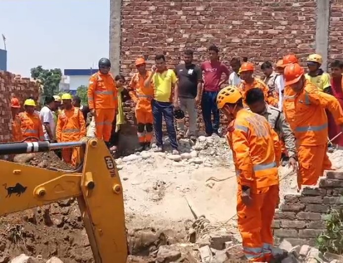 हरिद्वार में बोरवेल हादसा: 27 फीट गहरे गड्ढे में दबा मजदूर, 8 घंटे से रेस्क्यू ऑपरेशन जारी