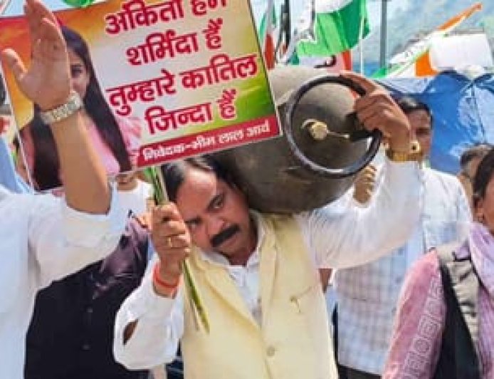 घनसाली में गैस किल्लत पर कांग्रेस का प्रदर्शन, खाली सिलेंडर लेकर सड़कों पर उतरे पूर्व विधायक भीमलाल आर्य