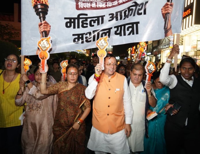 उत्तराखंड : मशाल लेकर सड़कों पर उतरी महिलाएं, धामी बोले…अब चुप नहीं रहेगी नारी