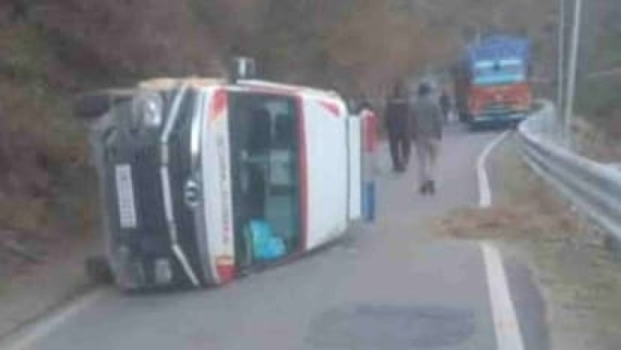 Chamoli: आदिबद्री–रंडोली के पास एंबुलेंस हादसे का शिकार, ब्रेक फेल होने से वाहन सड़क पर पलटा; मरीज और स्टाफ सुरक्षित