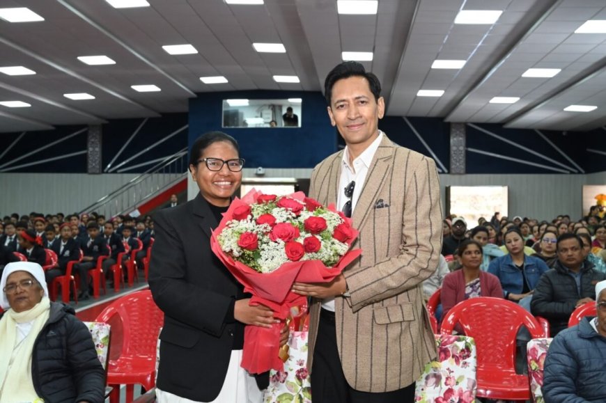 उत्तराखंड: अपने बचपन के स्कूल पहुंचे IAS दीपक रावत, वार्षिक पुरस्कार वितरण समारोह में लिया हिस्सा