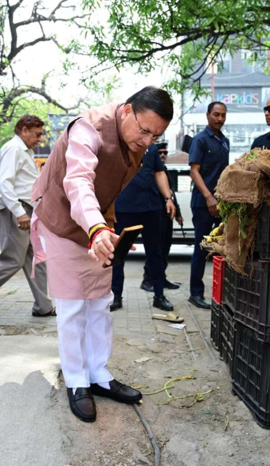 देहरादून: शिकायत पर सीएम धामी का बड़ा एक्शन, जाखन पहुंच वीडियो कॉल पर अफसरों को दिखाई हकीकत