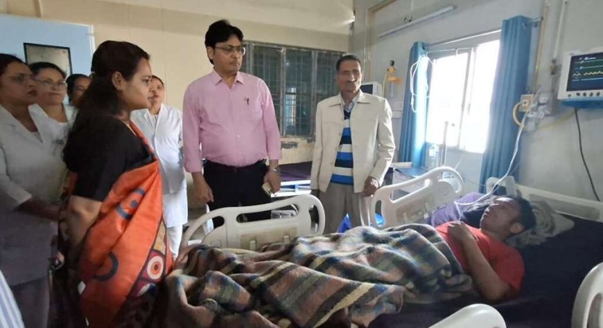 बागेश्वर: लाथी–मांजखेत हादसा, डीएम आकांक्षा कोंडे ने अस्पताल पहुंचकर घायलों का हाल जाना
