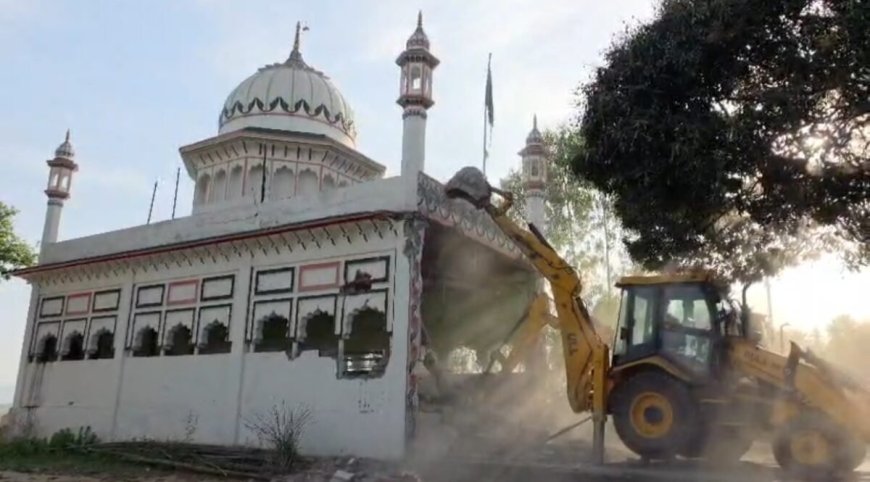 उत्तराखंड: अवैध मजार को धामी सरकार के बुलडोजरों ने ध्वस्त कर दिया