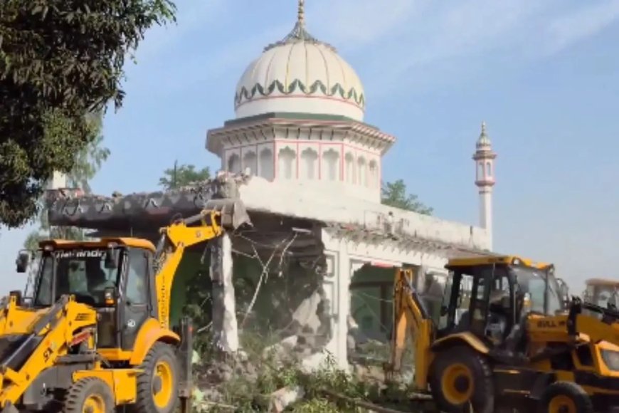 देवभूमि में बुलडोजर एक्शन: हरिद्वार में सरकारी जमीन पर बनी अवैध मजार ध्वस्त, नीचे नहीं मिले कोई अवशेष