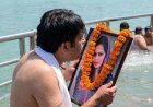 Haridwar News: जिंदा पत्नी का पति ने फोटो पर थूक कर किया पिंडदान! इस आदत से नाराज था, पूरा मामला जानिए