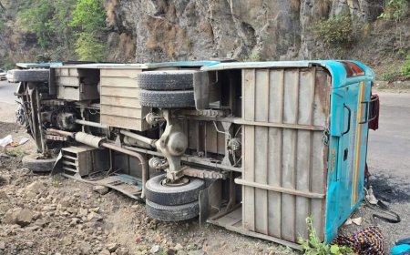 बदरीनाथ हाईवे पर बड़ा हादसा: 27 लोगों को लेकर जा रही बस पलटी, चीख-पुकार मची, कई घायल