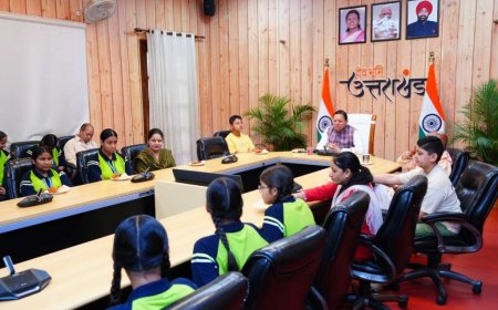 मुख्यमंत्री धामी ने बालिकाओं संग सुनी पीएम मोदी की ‘मन की बात’, कहा- प्रेरणा और सकारात्मक बदलाव का सशक्त माध्यम