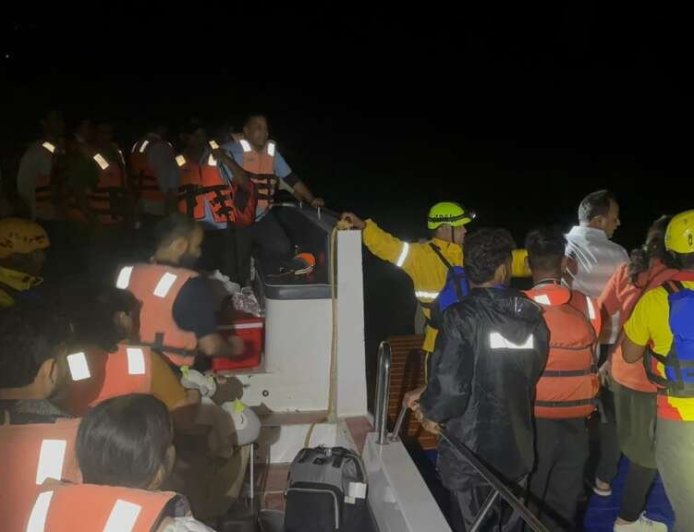 टिहरी में तेज आंधी-तूफान से झील में फंसे पर्यटक, SDRF ने 30 लोगों को सुरक्षित निकाला