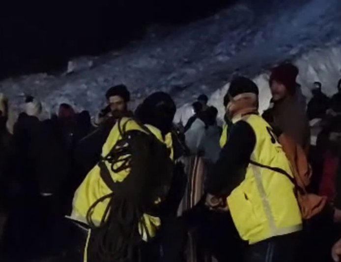 उत्तराखंड: बर्फीले रास्ते पर सेल्फी लेते वक्त फिसला यात्री