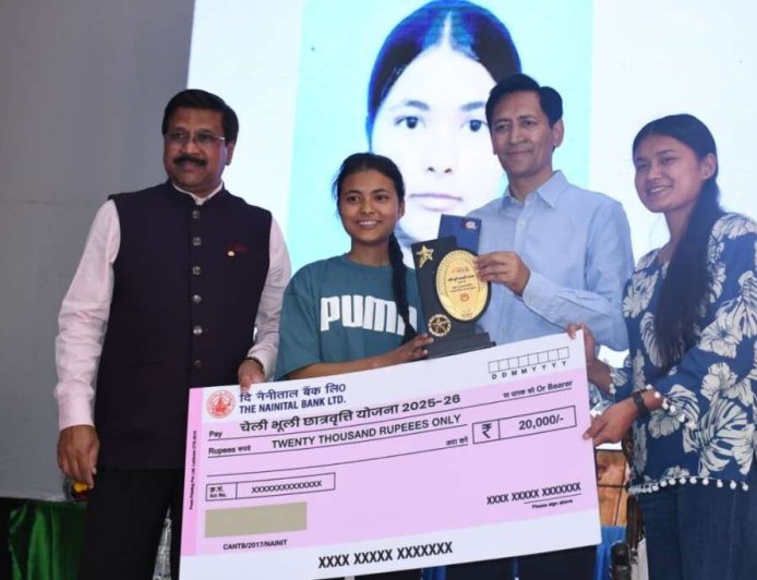 कुमाऊं आयुक्त ने मेधावी छात्राओं को किया सम्मानित, ‘चेली-भूली’ योजना के तहत मिली छात्रवृत्ति