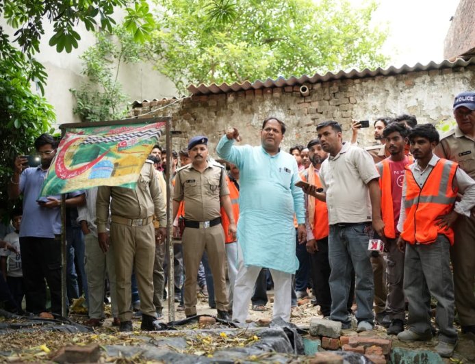 उत्तराखंड: यहां घर के अंदर अब्बू को दफनाकर बना डाली मजार, मेयर और अधिकारियों के उड़े होश