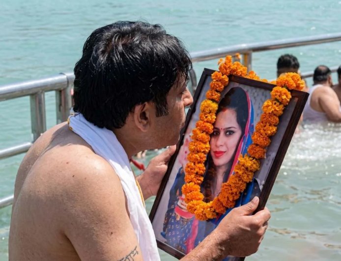 Haridwar News: जिंदा पत्नी का पति ने फोटो पर थूक कर किया पिंडदान! इस आदत से नाराज था, पूरा मामला जानिए