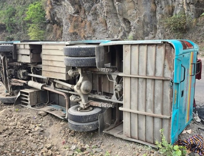 बदरीनाथ हाईवे पर बड़ा हादसा: 27 लोगों को लेकर जा रही बस पलटी, चीख-पुकार मची, कई घायल