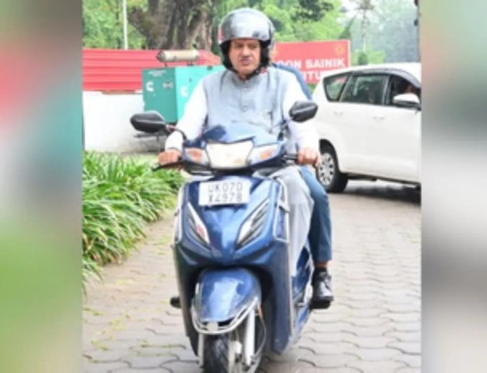 पेट्रोल बचाने स्कूटी से निकले मंत्री जी, लेकिन एक खुलासे ने बढ़ा दिया विवाद, सोशल मीडिया पर हुए ट्रोल