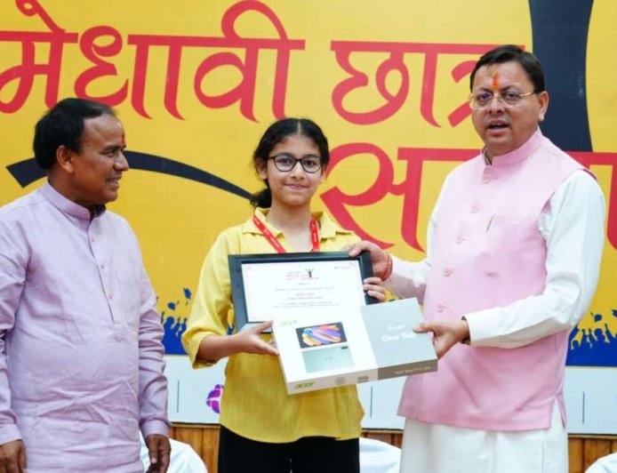 देहरादून में मेधावी छात्र सम्मान समारोह: CM धामी ने कहा- आत्मविश्वास और मेहनत से मिलती है असली सफलता