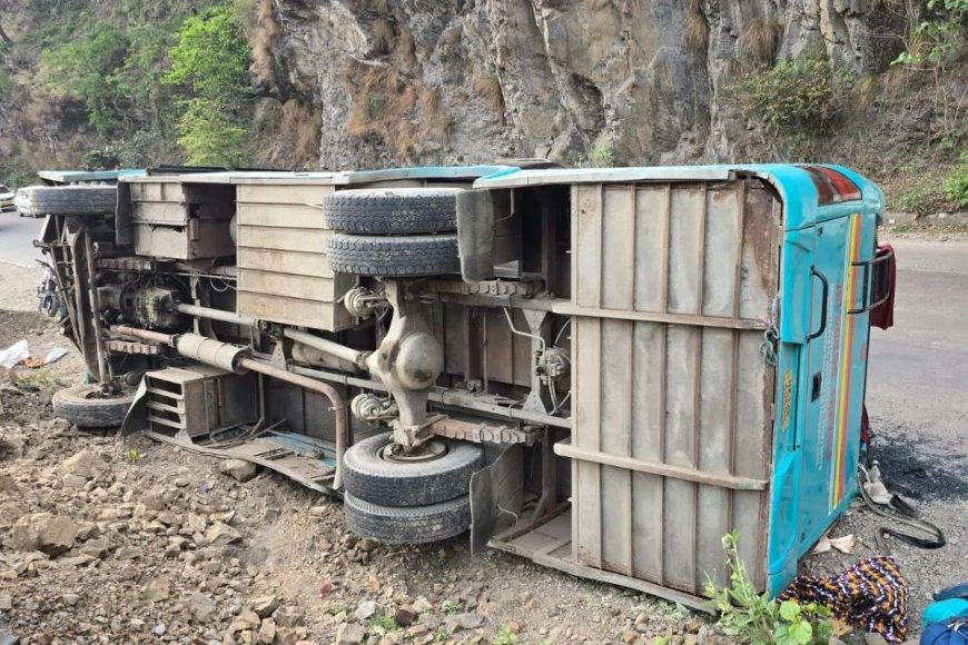 बदरीनाथ हाईवे पर बड़ा हादसा: 27 लोगों को लेकर जा रही बस पलटी, चीख-पुकार मची, कई घायल