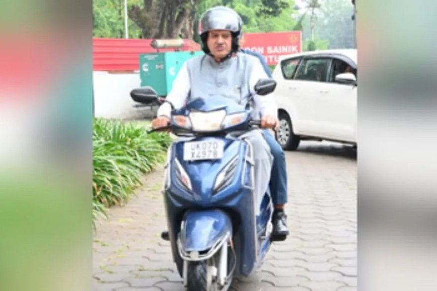 पेट्रोल बचाने स्कूटी से निकले मंत्री जी, लेकिन एक खुलासे ने बढ़ा दिया विवाद, सोशल मीडिया पर हुए ट्रोल
