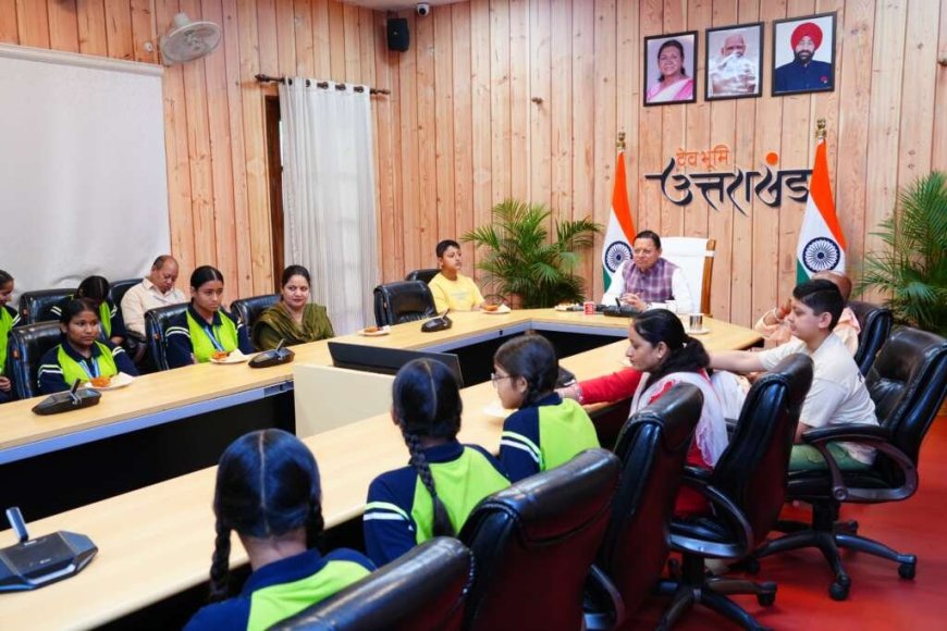 मुख्यमंत्री धामी ने बालिकाओं संग सुनी पीएम मोदी की ‘मन की बात’, कहा- प्रेरणा और सकारात्मक बदलाव का सशक्त माध्यम